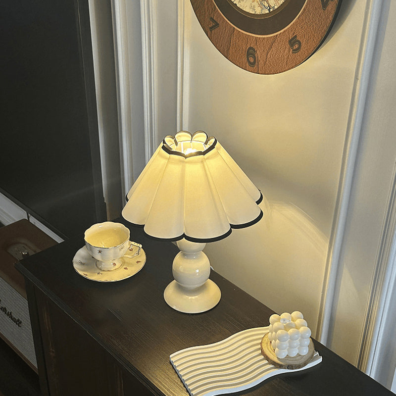 Lampe de table 1 lumière avec abat-jour conique plissé en tissu français traditionnel en PVC et fer pour chevet 