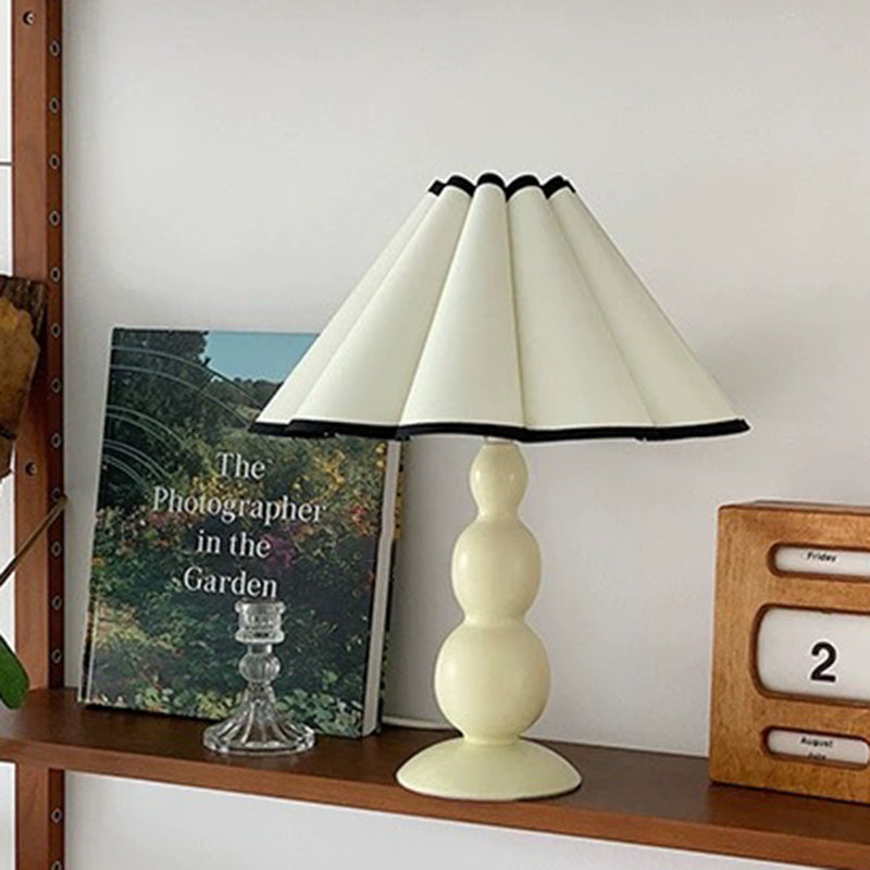 Lampe de table 1 lumière avec abat-jour conique plissé en tissu français traditionnel en PVC et fer pour chevet 