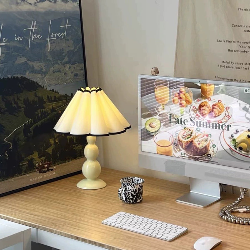 Lampe de table 1 lumière avec abat-jour conique plissé en tissu français traditionnel en PVC et fer pour chevet 