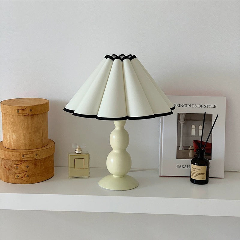 Lampe de table 1 lumière avec abat-jour conique plissé en tissu français traditionnel en PVC et fer pour chevet 
