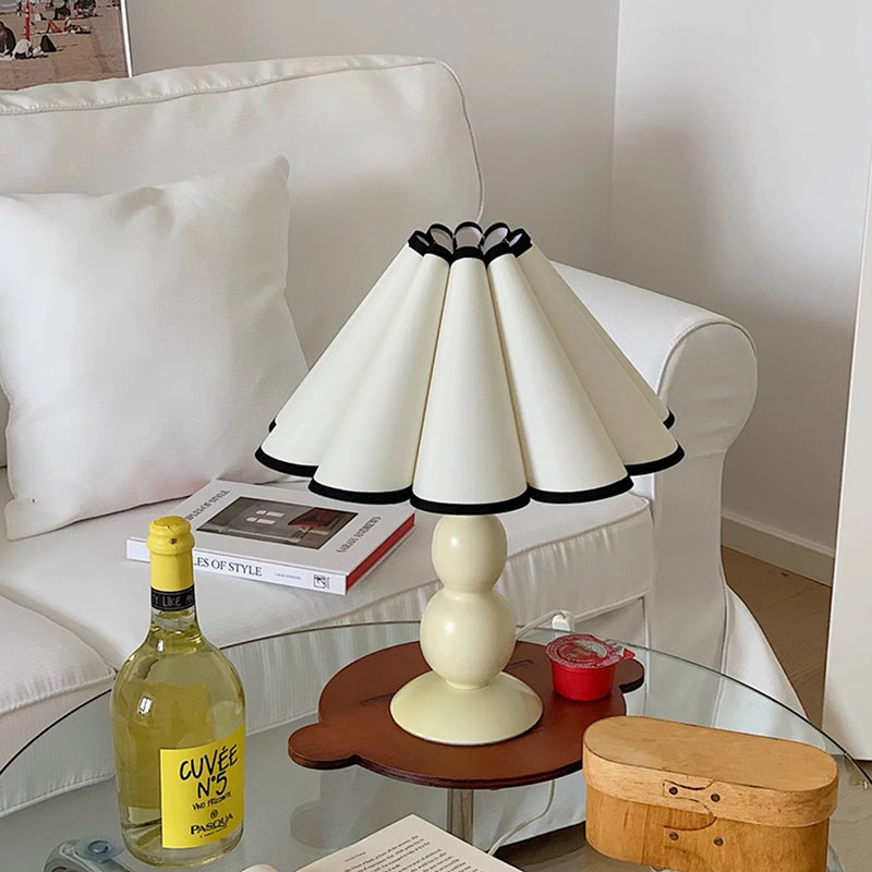 Lampe de table 1 lumière avec abat-jour conique plissé en tissu français traditionnel en PVC et fer pour chevet 