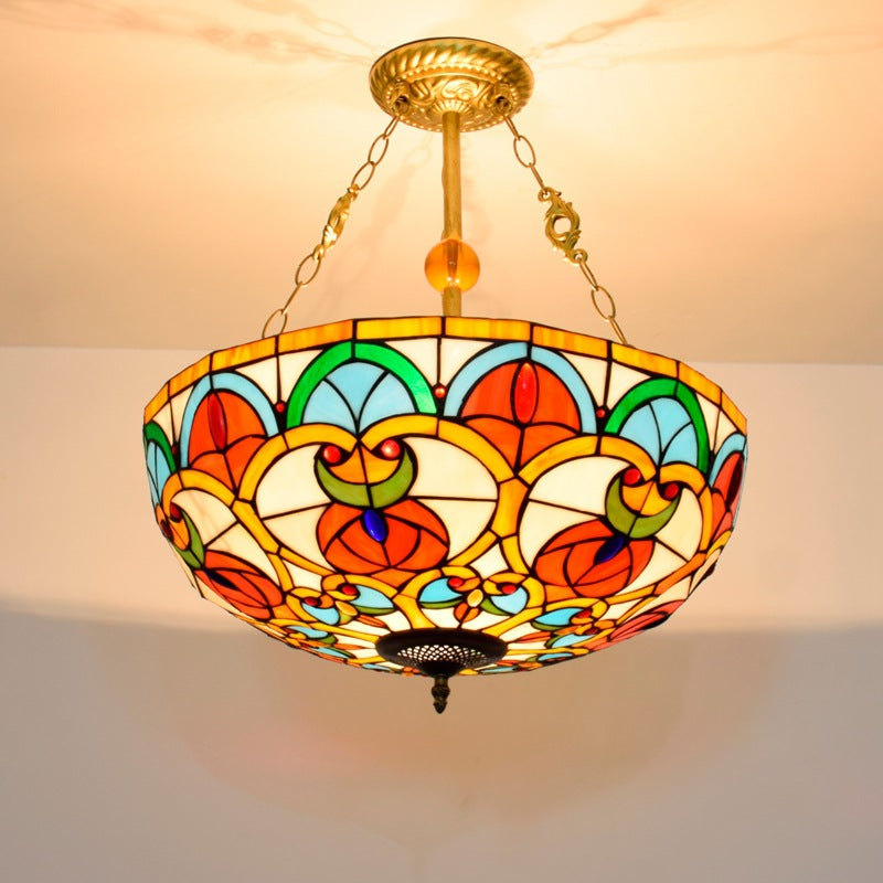 Traditionelle Tiffany-Kronleuchter mit Buntglas und Eisenkuppel, Pfirsichherzperlen, 3 Lichter, für Wohnzimmer 