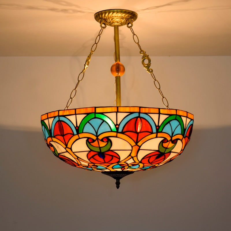 Traditionelle Tiffany-Kronleuchter mit Buntglas und Eisenkuppel, Pfirsichherzperlen, 3 Lichter, für Wohnzimmer 