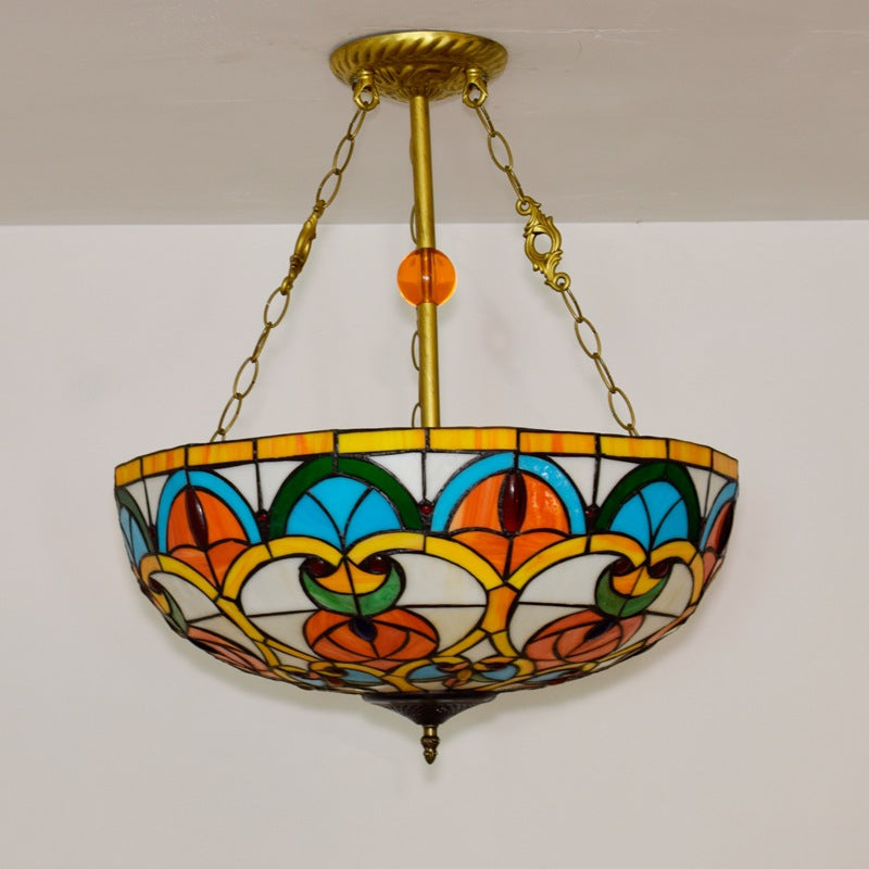 Traditionelle Tiffany-Kronleuchter mit Buntglas und Eisenkuppel, Pfirsichherzperlen, 3 Lichter, für Wohnzimmer 