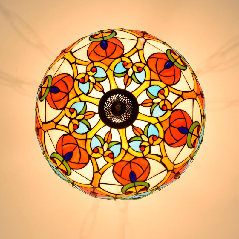 Traditionelle Tiffany-Kronleuchter mit Buntglas und Eisenkuppel, Pfirsichherzperlen, 3 Lichter, für Wohnzimmer 