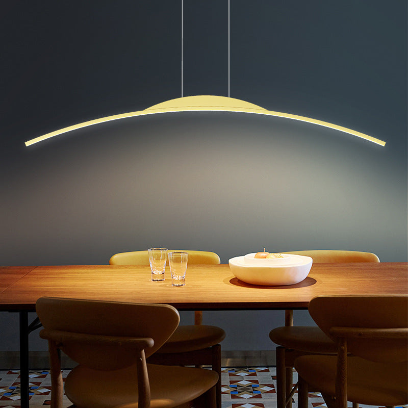 Moderne minimalistische Eisen-Aluminium-Silica-Streifen gebogene LED-Kronleuchter Insellicht für Esszimmer 
