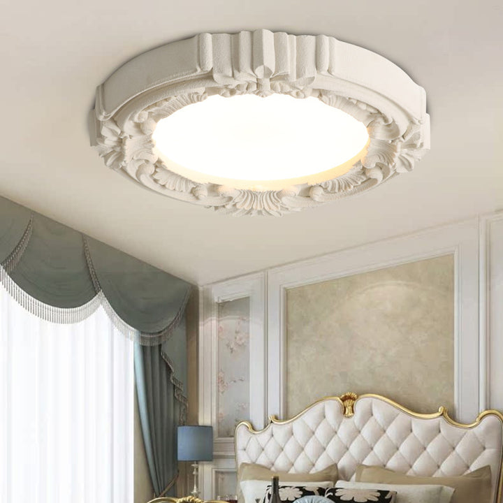 Traditionelle französische Harz Acryl Metall Rundrelief Skulptur LED Deckenleuchte für das Schlafzimmer 