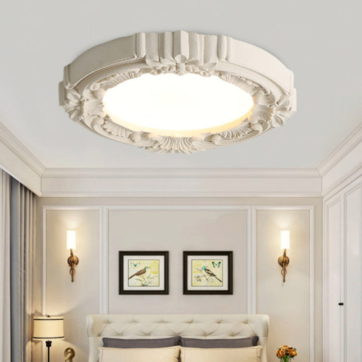 Traditionelle französische Harz Acryl Metall Rundrelief Skulptur LED Deckenleuchte für das Schlafzimmer 