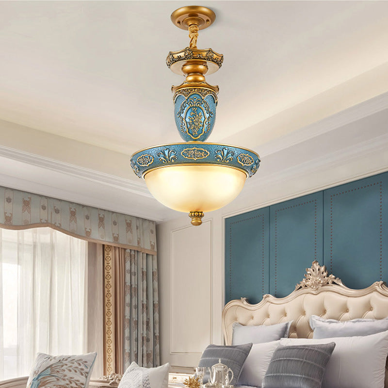 Traditioneller europäischer Kronleuchter aus Harz, Eisen und Glas mit runder, geschnitzter 3-Licht-Säule für das Esszimmer 