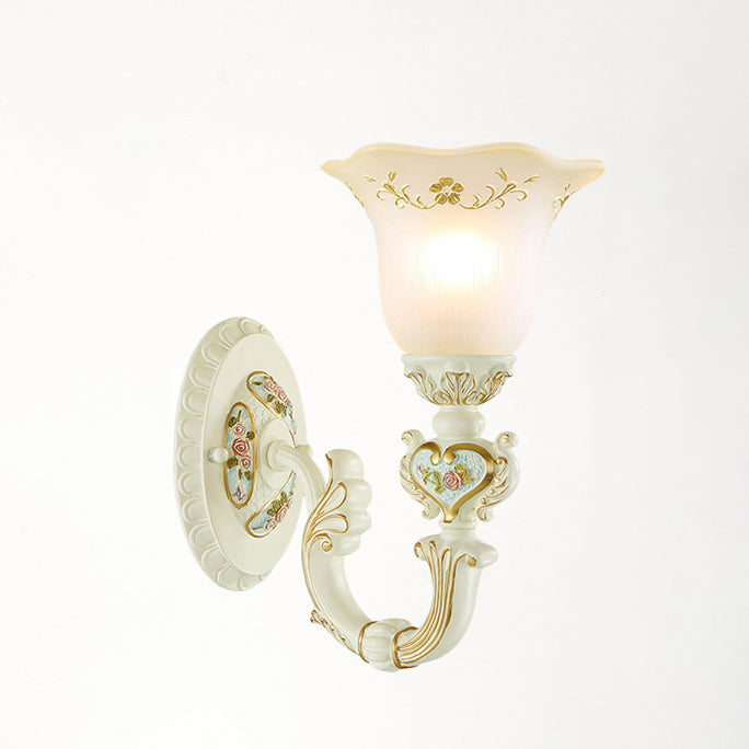 Traditionelle europäische Harzglas-Wandleuchte mit floralen Schnitzereien und 1-Licht für das Bett 