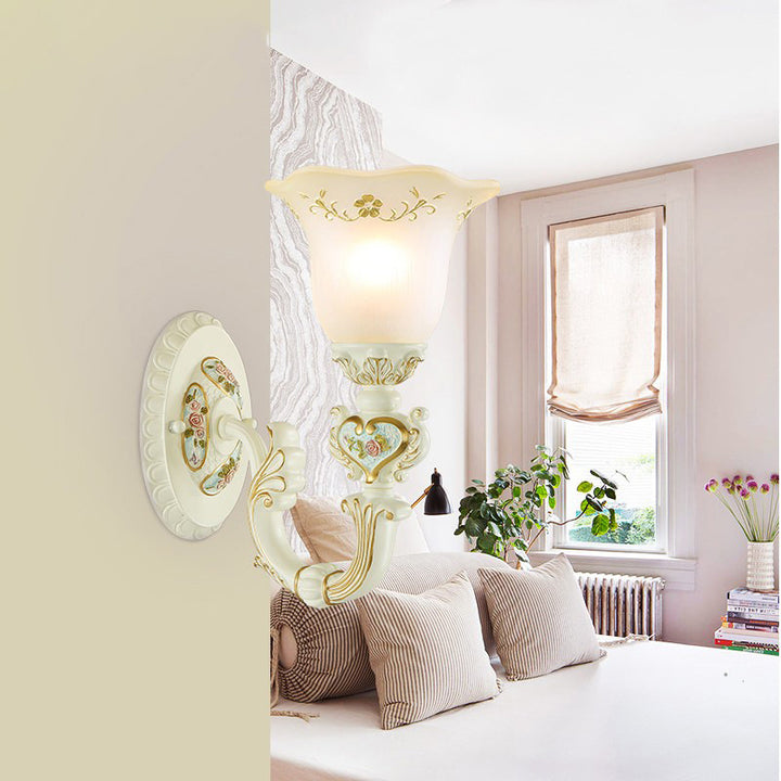 Traditionelle europäische Harzglas-Wandleuchte mit floralen Schnitzereien und 1-Licht für das Bett 