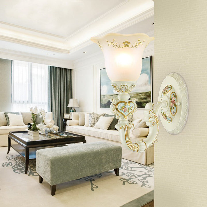 Traditionelle europäische Harzglas-Wandleuchte mit floralen Schnitzereien und 1-Licht für das Bett 