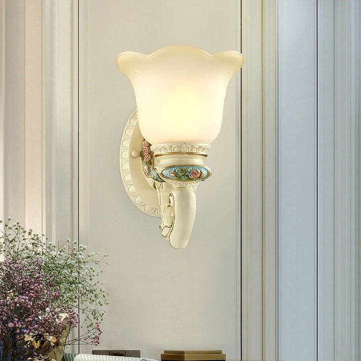 Traditionelle europäische Harzglas-Wandleuchte mit floralen Schnitzereien und 1 Licht für das Bett 