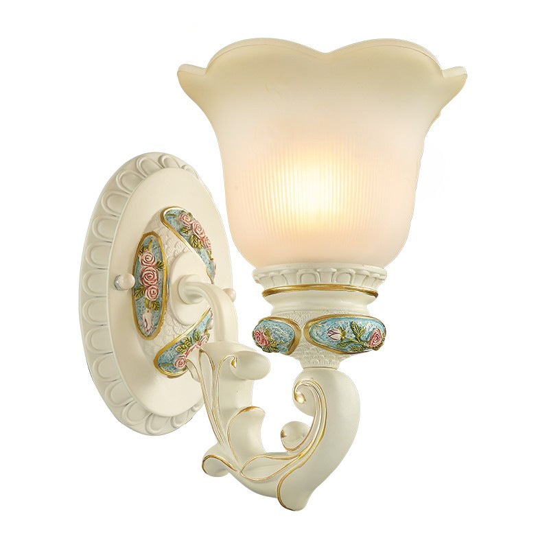 Traditionelle europäische Harzglas-Wandleuchte mit floralen Schnitzereien und 1 Licht für das Bett 