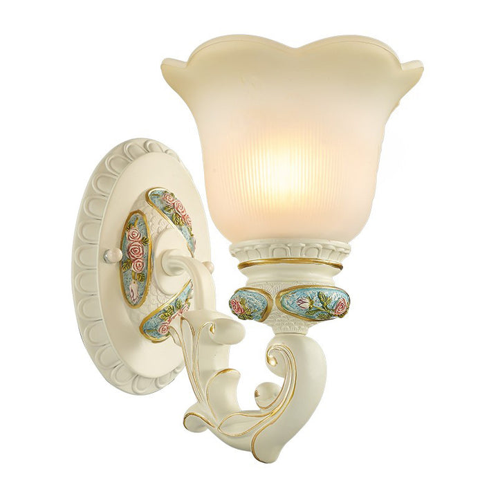 Traditionelle europäische Harzglas-Wandleuchte mit floralen Schnitzereien und 1 Licht für das Bett 