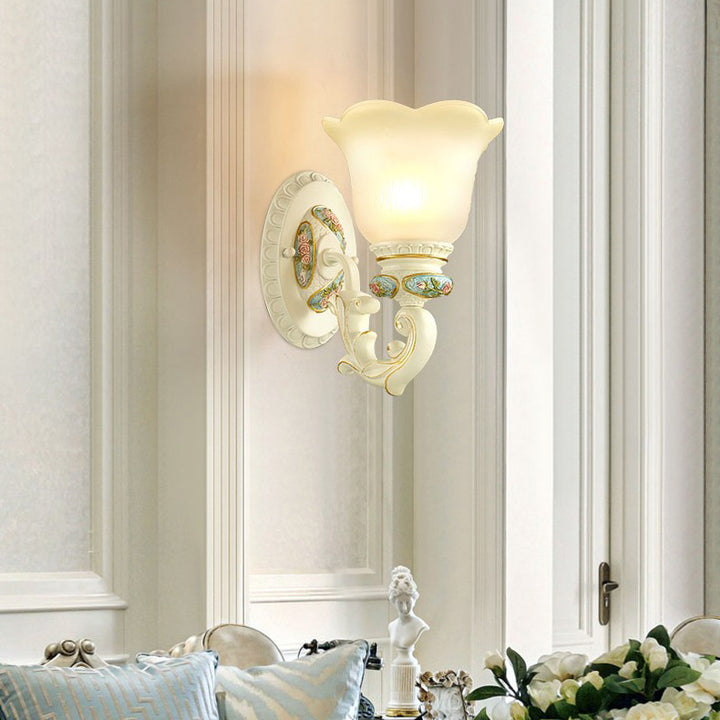Traditionelle europäische Harzglas-Wandleuchte mit floralen Schnitzereien und 1 Licht für das Bett 