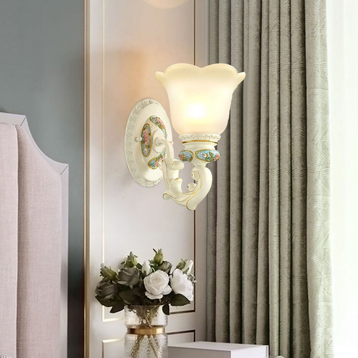 Traditionelle europäische Harzglas-Wandleuchte mit floralen Schnitzereien und 1 Licht für das Bett 