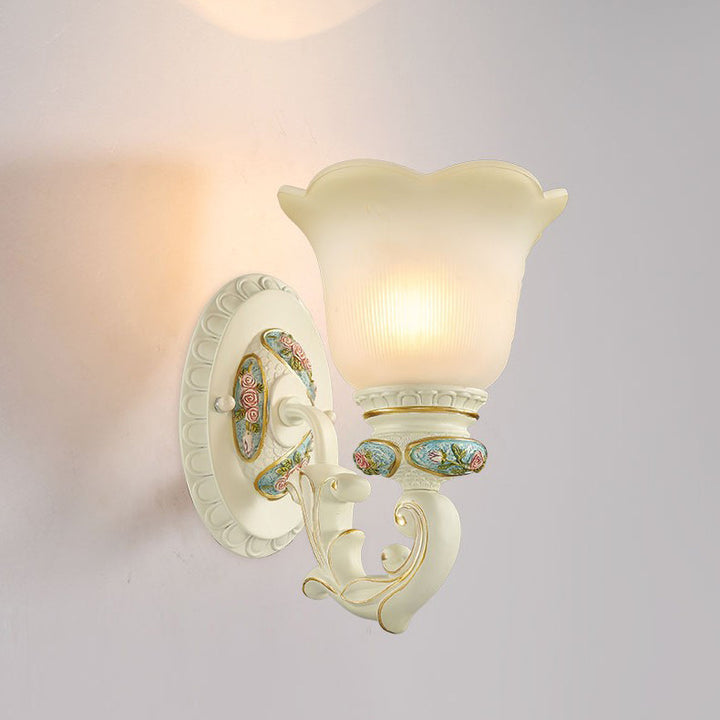 Traditionelle europäische Harzglas-Wandleuchte mit floralen Schnitzereien und 1 Licht für das Bett 