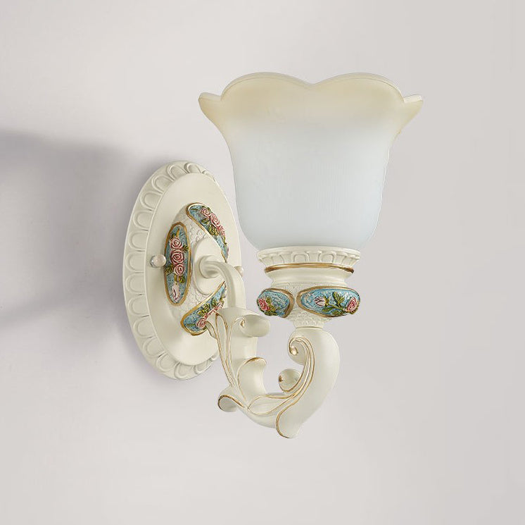 Applique murale à une lumière en résine traditionnelle européenne avec verre floral sculpté pour chevet 