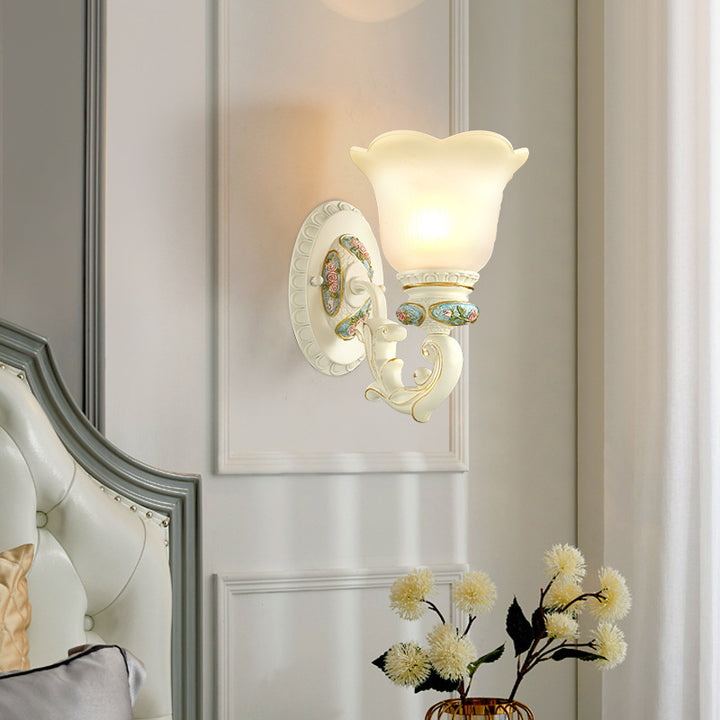 Traditionelle europäische Harzglas-Wandleuchte mit floralen Schnitzereien und 1 Licht für das Bett 