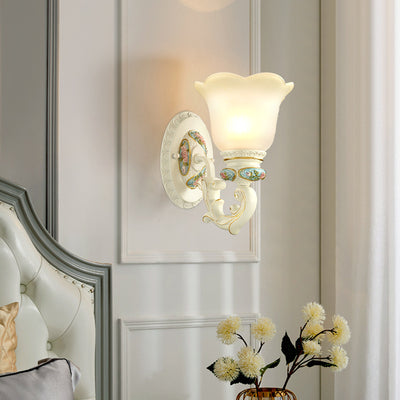 Applique murale à une lumière en résine traditionnelle européenne avec verre floral sculpté pour chevet 