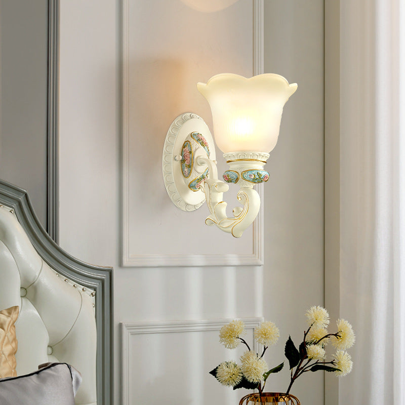 Applique murale à une lumière en résine traditionnelle européenne avec verre floral sculpté pour chevet 