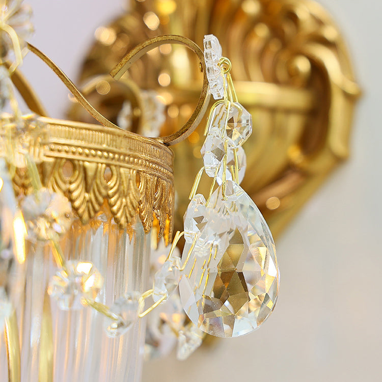 Traditionelle europäische Legierung Messing Glas Kristall tropfenförmige geschnitzte 1/2 Licht Wandlampe für Wohnzimmer 