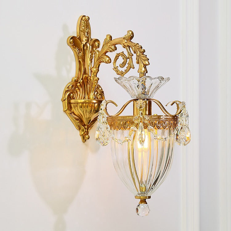 Traditionelle europäische Legierung Messing Glas Kristall tropfenförmige geschnitzte 1/2 Licht Wandlampe für Wohnzimmer 
