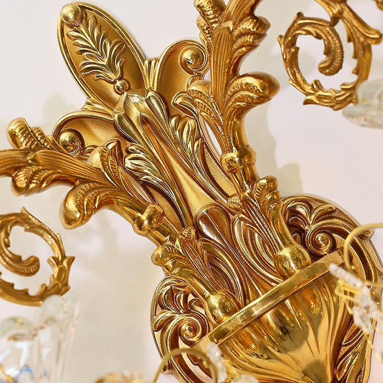 Traditionelle europäische Legierung Messing Glas Kristall tropfenförmige geschnitzte 1/2 Licht Wandlampe für Wohnzimmer 