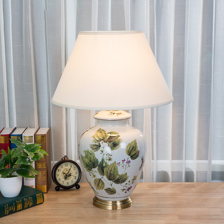 Lampe de table à 1 lumière avec peinture de feuille conique en pot en céramique de cuivre en tissu chinois traditionnel pour chevet 