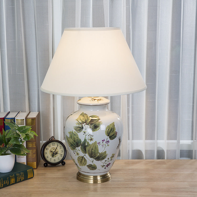 Lampe de table à 1 lumière avec peinture de feuille conique en pot en céramique de cuivre en tissu chinois traditionnel pour chevet 