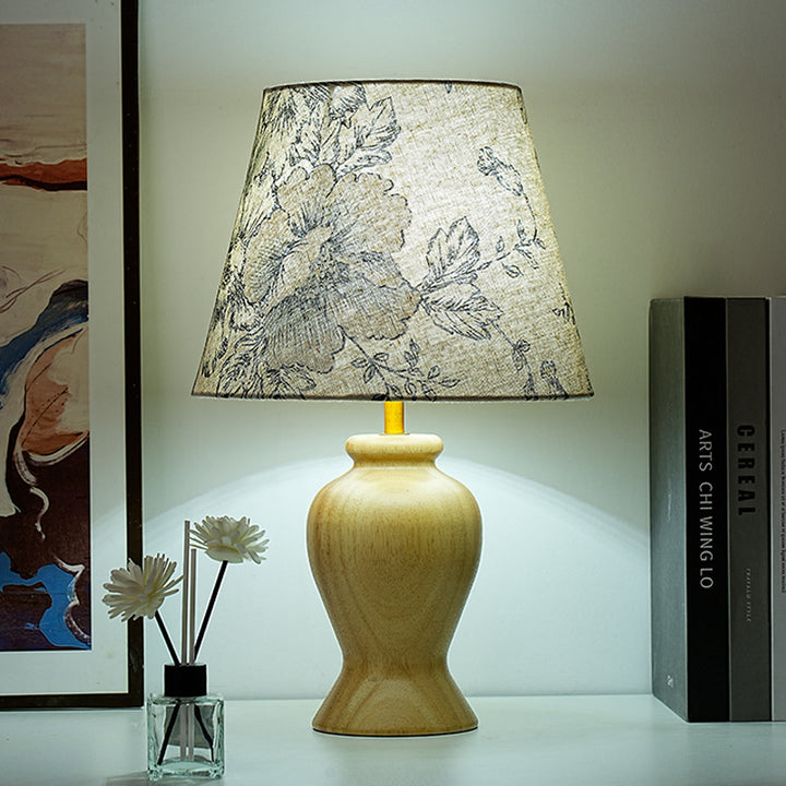 Zeitgenössische Retro Holz Stoff Metall Kegel Zylinder Blumenmuster 1-Licht Tischlampe für den Nachttisch 