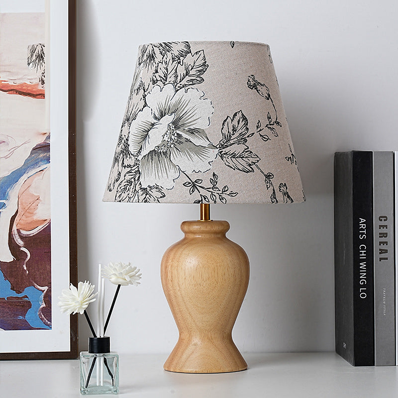 Zeitgenössische Retro Holz Stoff Metall Kegel Zylinder Blumenmuster 1-Licht Tischlampe für den Nachttisch 