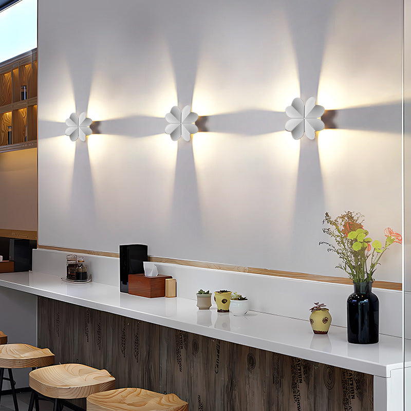 Applique murale LED en aluminium étanche créative contemporaine à quatre feuilles pour patio extérieur 