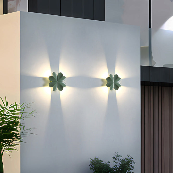 Applique murale LED en aluminium étanche créative contemporaine à quatre feuilles pour patio extérieur 