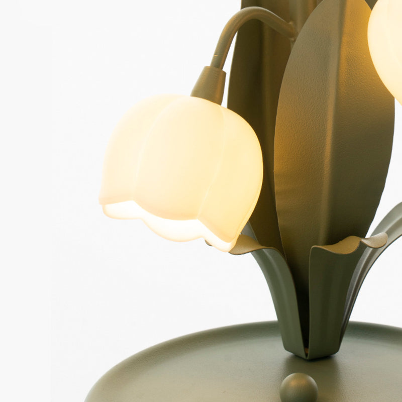 Lámpara de mesa de 5 luces USB con florales de vidrio y hierro francés tradicional para mesita de noche 