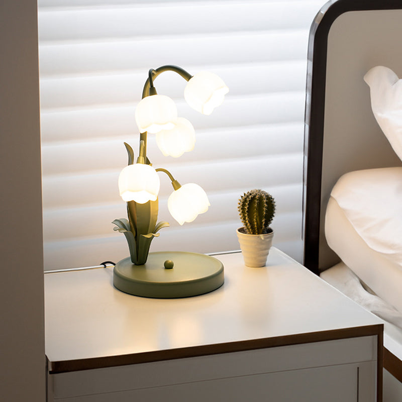 Lámpara de mesa de 5 luces USB con florales de vidrio y hierro francés tradicional para mesita de noche 