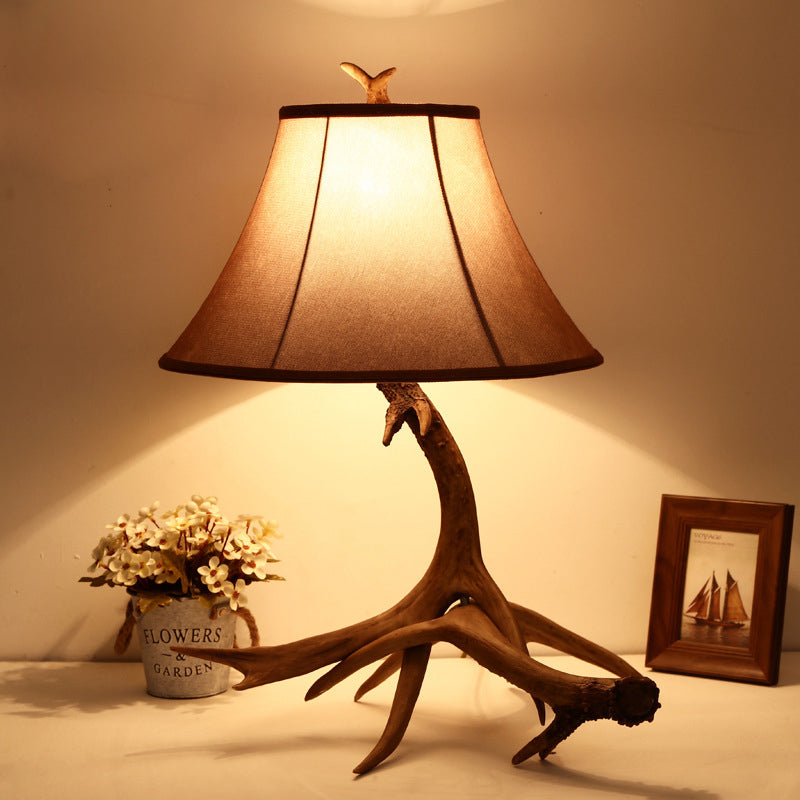 Lampe de table à 1 lumière avec cylindre en résine de tissu rustique traditionnel et cornes de cerf pour salon 