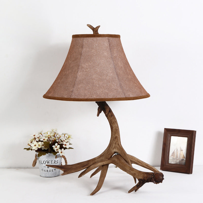 Lampe de table à 1 lumière avec cylindre en résine de tissu rustique traditionnel et cornes de cerf pour salon 
