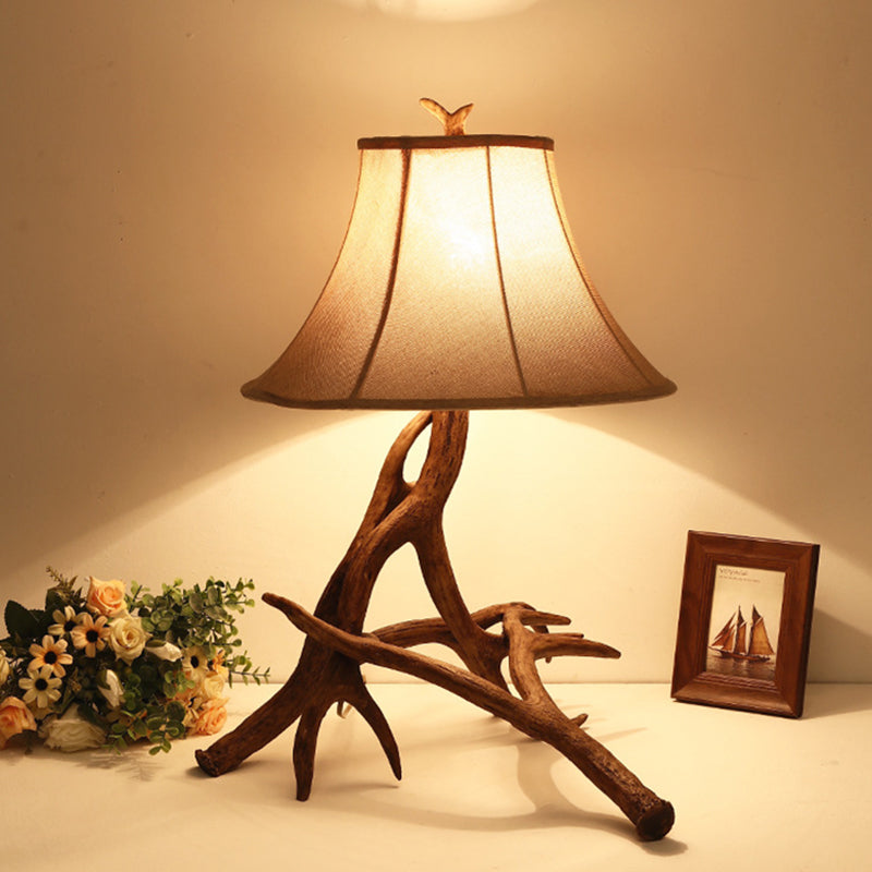 Lampe de table à 1 lumière avec cylindre en résine de tissu rustique traditionnel et cornes de cerf pour salon 