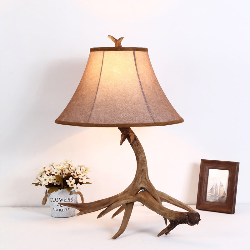 Lampe de table à 1 lumière avec cylindre en résine de tissu rustique traditionnel et cornes de cerf pour salon 