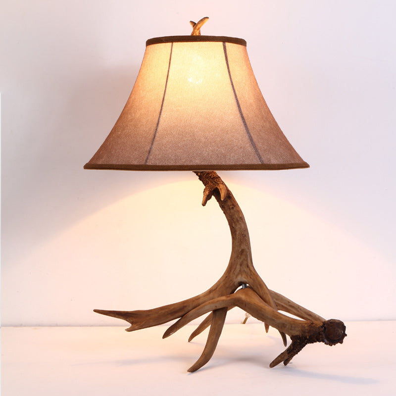 Lampe de table à 1 lumière avec cylindre en résine de tissu rustique traditionnel et cornes de cerf pour salon 