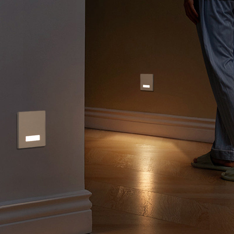 مصباح حائط LED مربع مدمج مقاوم للماء مصنوع من سبائك الألومنيوم والصلب بتصميم عصري بسيط للممرات 
