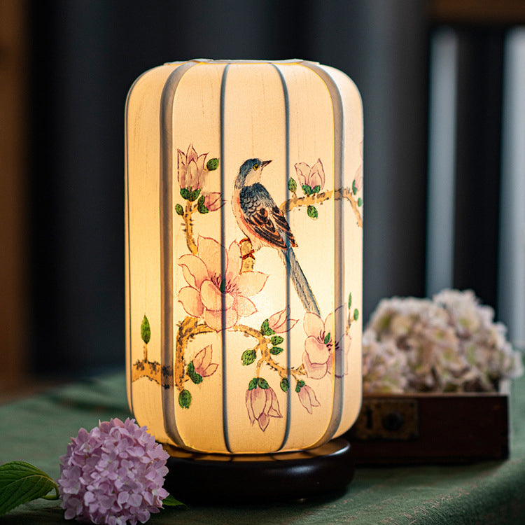 Lampe de table à 1 lumière en bois de soie de bégonia chinois traditionnel peinte à la main avec fleurs et oiseaux pour chevet 