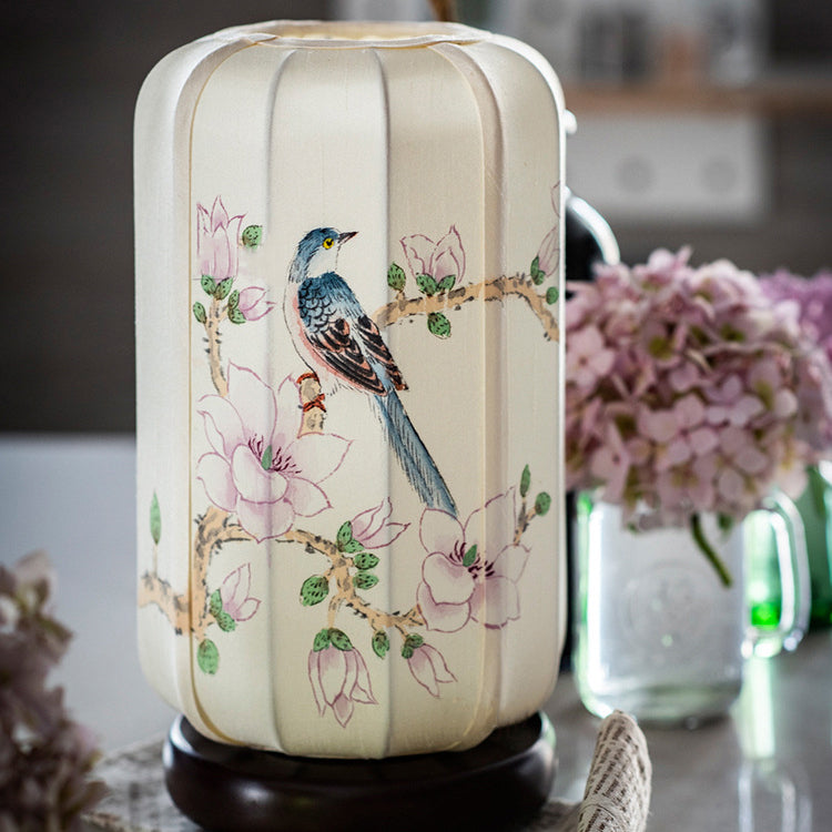Lampe de table à 1 lumière en bois de soie de bégonia chinois traditionnel peinte à la main avec fleurs et oiseaux pour chevet 