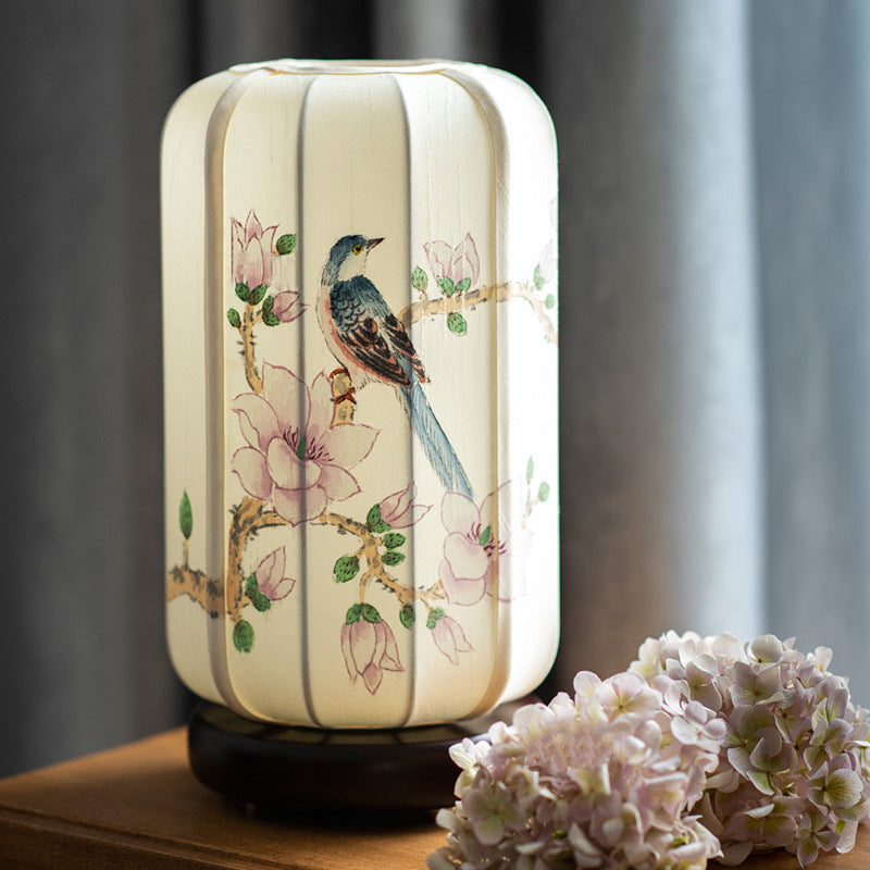 Lampe de table à 1 lumière en bois de soie de bégonia chinois traditionnel peinte à la main avec fleurs et oiseaux pour chevet 