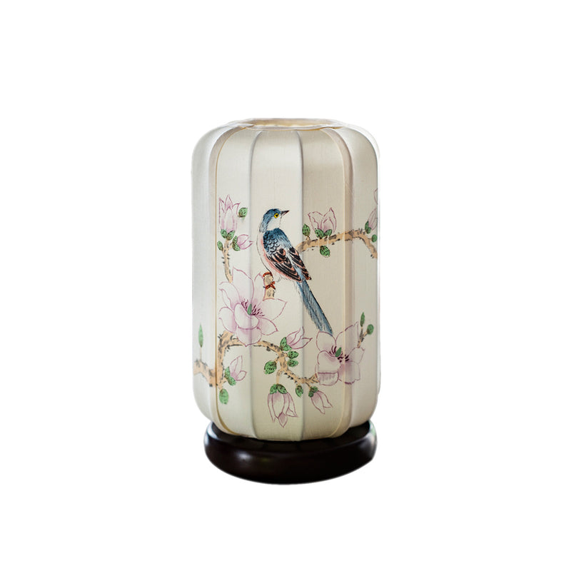 Lampe de table à 1 lumière en bois de soie de bégonia chinois traditionnel peinte à la main avec fleurs et oiseaux pour chevet 