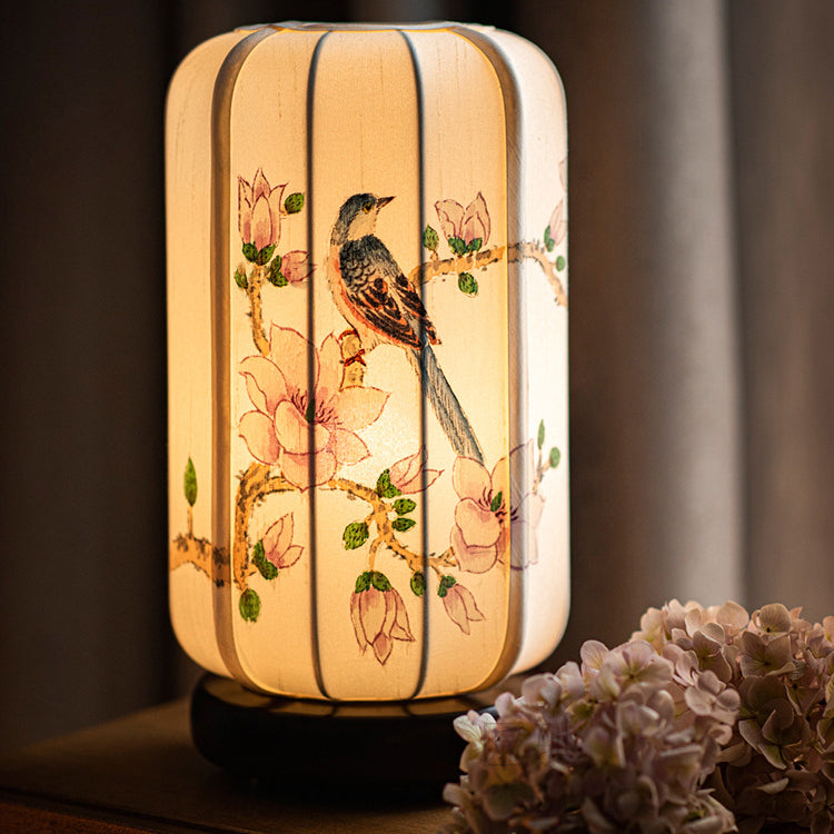 Lampe de table à 1 lumière en bois de soie de bégonia chinois traditionnel peinte à la main avec fleurs et oiseaux pour chevet 