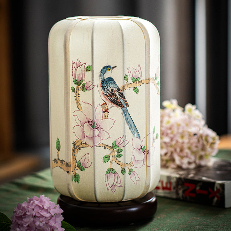 Lampe de table à 1 lumière en bois de soie de bégonia chinois traditionnel peinte à la main avec fleurs et oiseaux pour chevet 