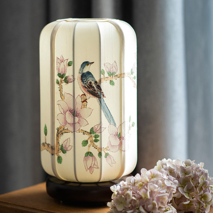 Lampe de table à 1 lumière en bois de soie de bégonia chinois traditionnel peinte à la main avec fleurs et oiseaux pour chevet 